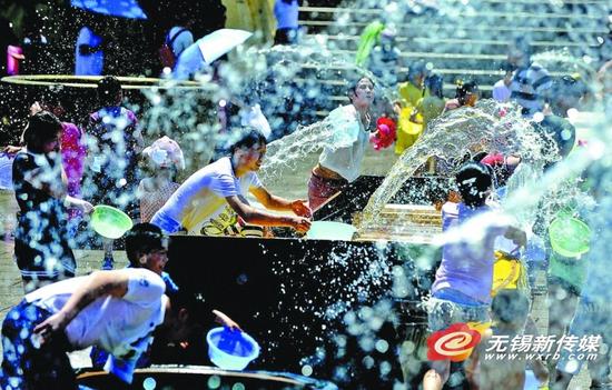 炎炎夏日，三国城景区举办泼水节，让游客感受清凉。